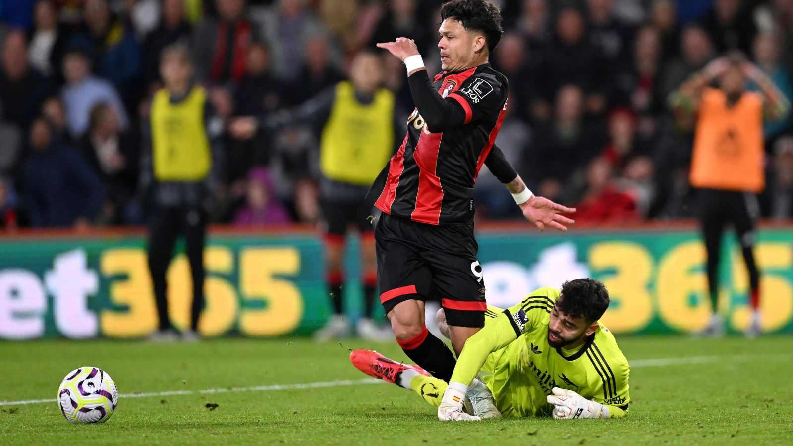 “Made them stay humble” – Fans laugh at Arsenal as Gunners lose 2-0 to Bournemouth