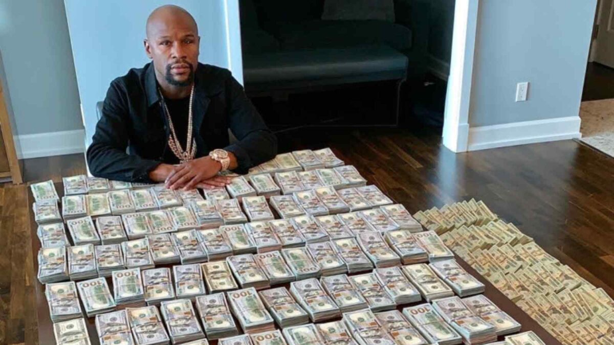 Floyd Mayweather flaunting his wealth