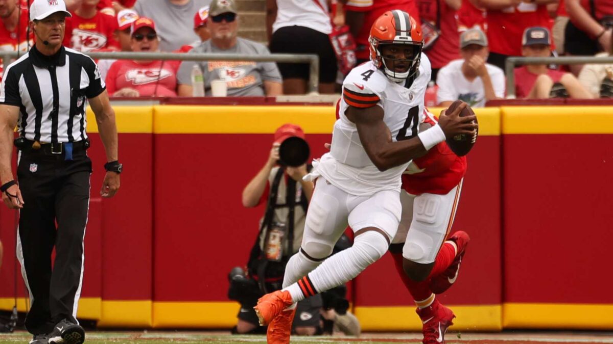 (Video) 'Distraught' Deshaun Watson walks off after miscommunication with head coach Kevin Stefanski leading to Browns 13-34 loss to the Commanders