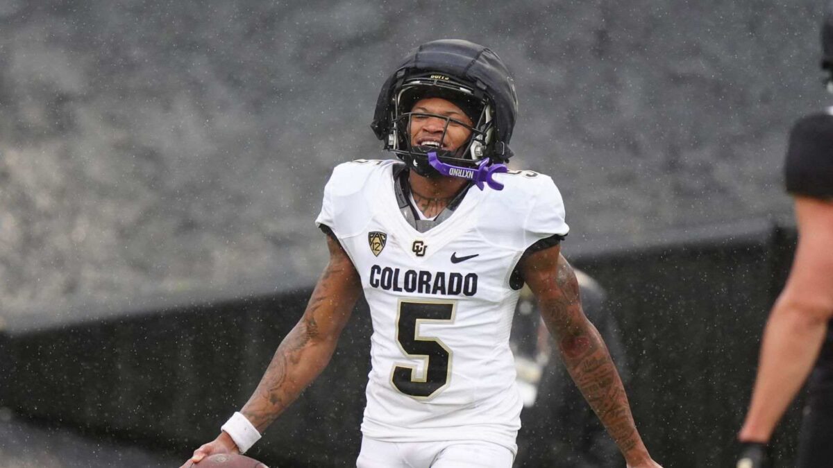 (Video) Stupidity? Jimmy Horn Jr. showing a peace sign to defender has referee bizarrely taking points off Colorado
