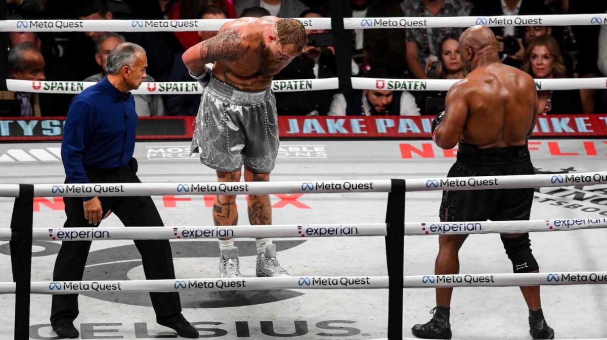 Jake Paul bowing down to Mike Tyson in the last round of their fight