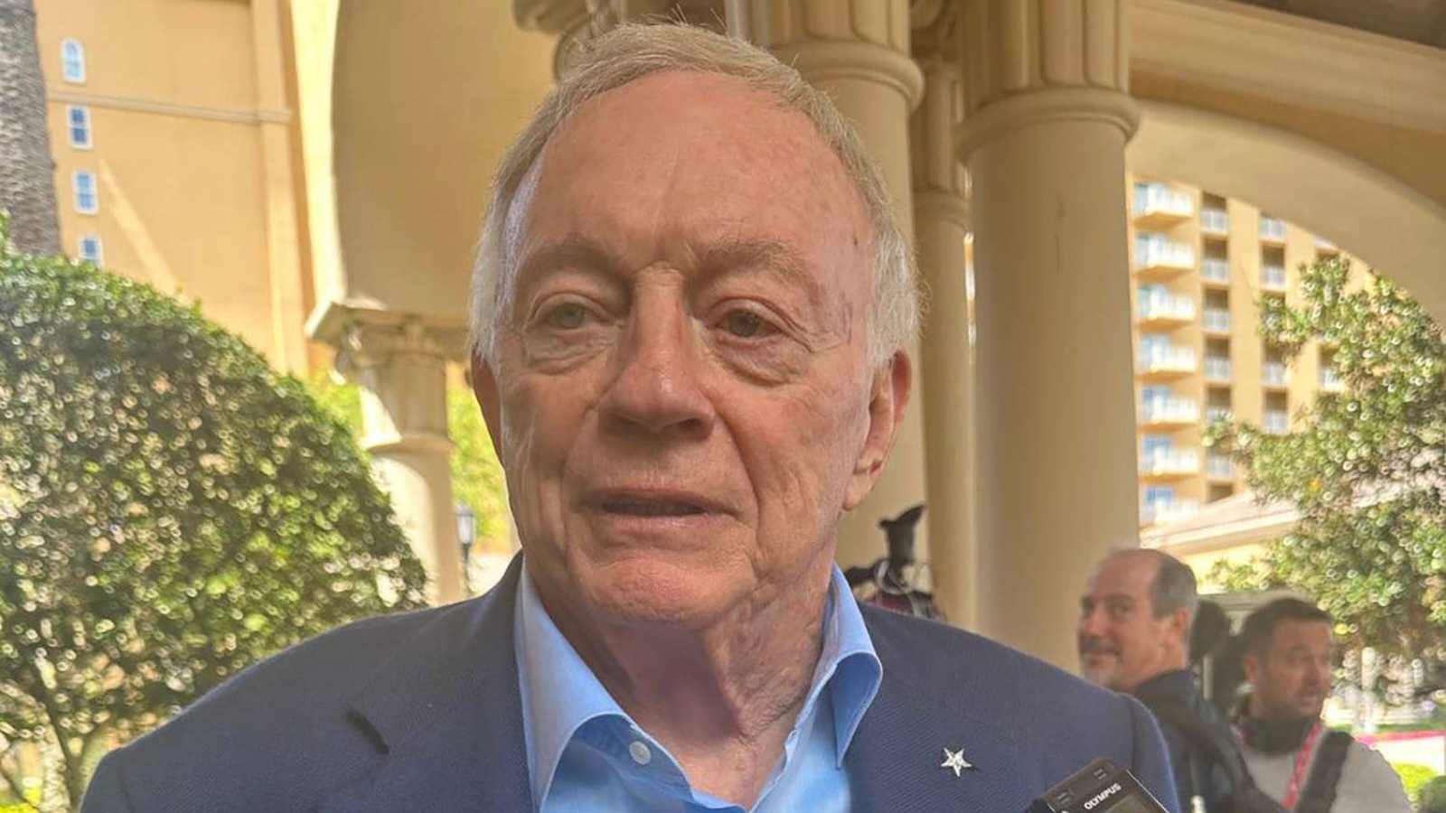 Jerry Jones loses his mind over reporter quizzing him about sun impacting play at AT&T Stadium