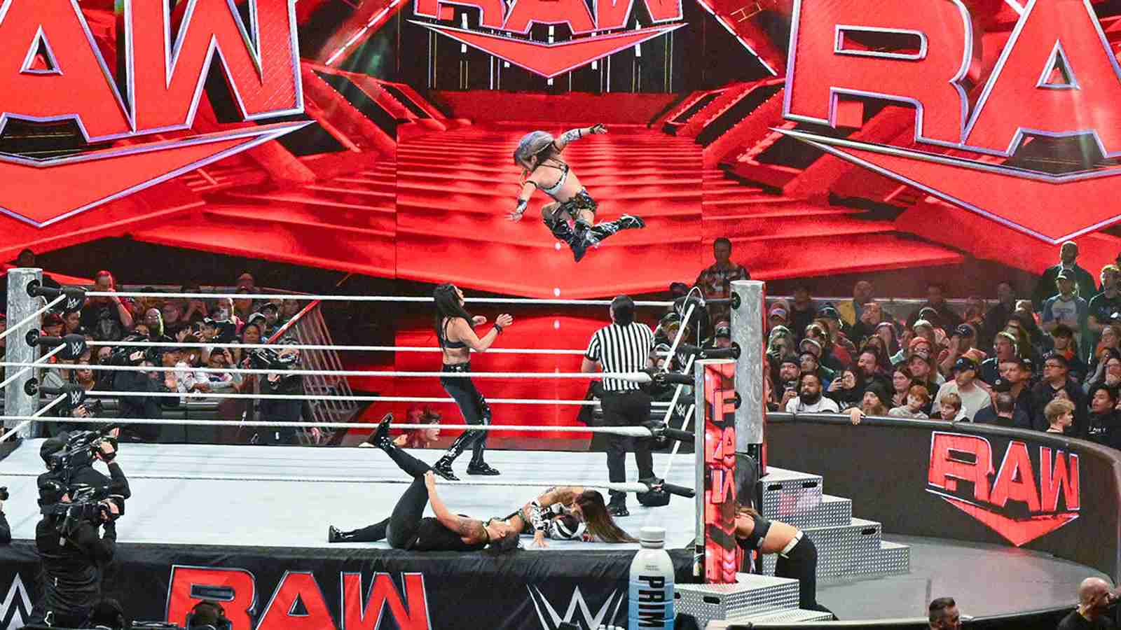 SPOILERS! Top female star returns during 11/18 WWE Raw taping