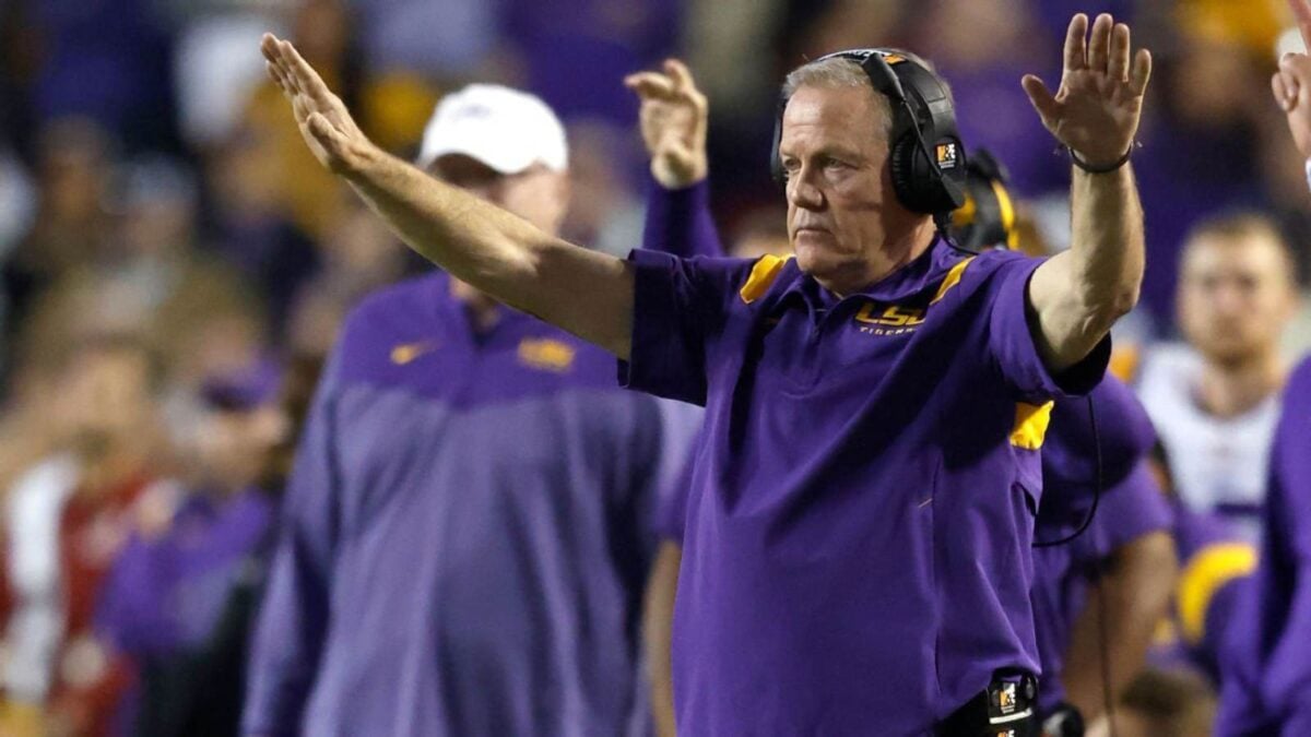 (Video) 'Hostile' LSU crowd threw debris on field after a controversial penalty against Alabama, cheerleaders forced to shield themselves
