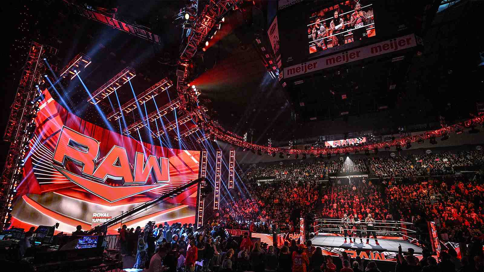 “All is right in the world”- WWE Universe ecstatic after 36-year-old star returns on Raw following 3-month injury hiatus