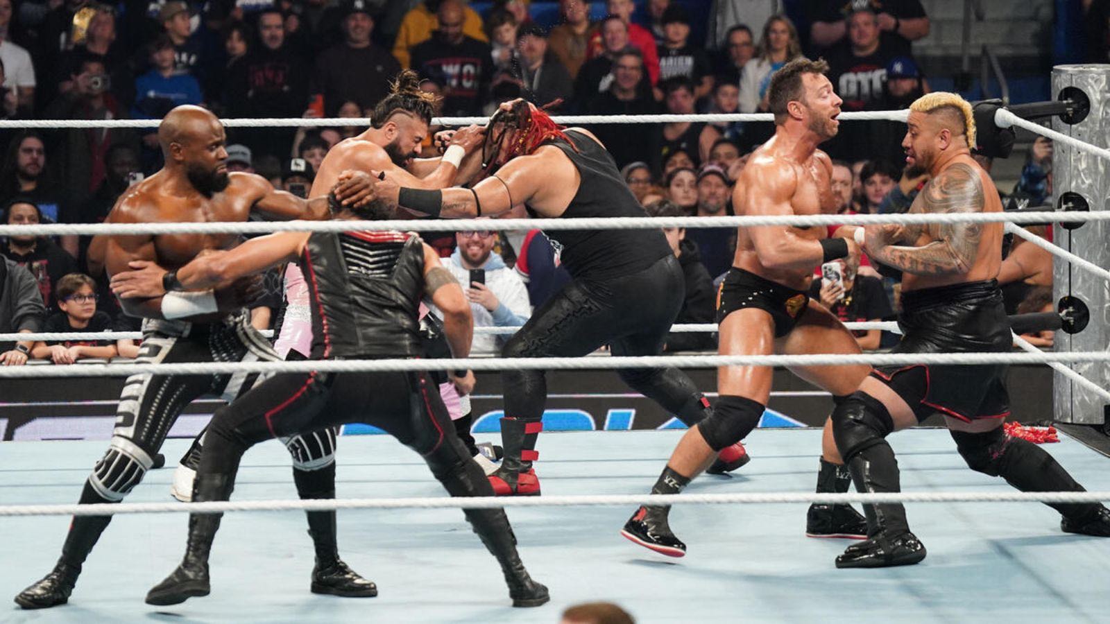 “Man is so damn good it’s insane”- Wrestling fans urge WWE to push ‘UNDERUTILIZED’ 37-year-old star following first match on SmackDown after 3 months 