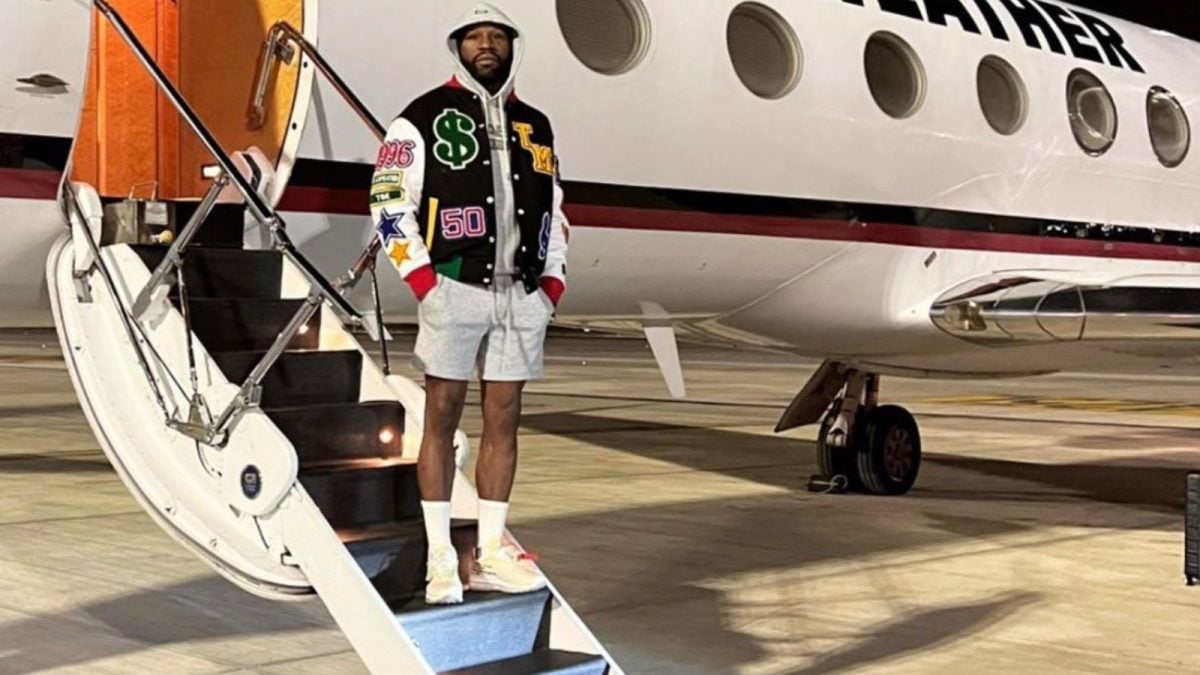 Floyd Mayweather with his private jet