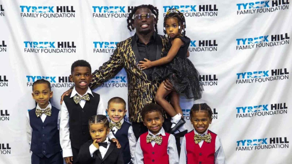 Tyreek Hill with his children