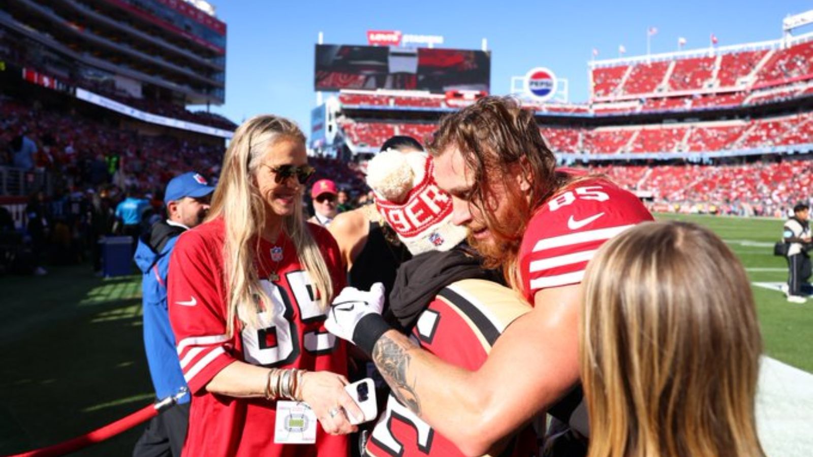 WATCH: 35-year-old top WWE star hilariously accuses own mom of ditching her for George Kittle’s family at 49ers game vs. Bears