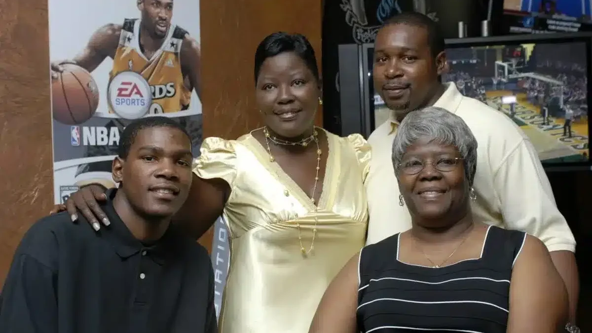 Kevin Durant with his mother, brother and grandmother