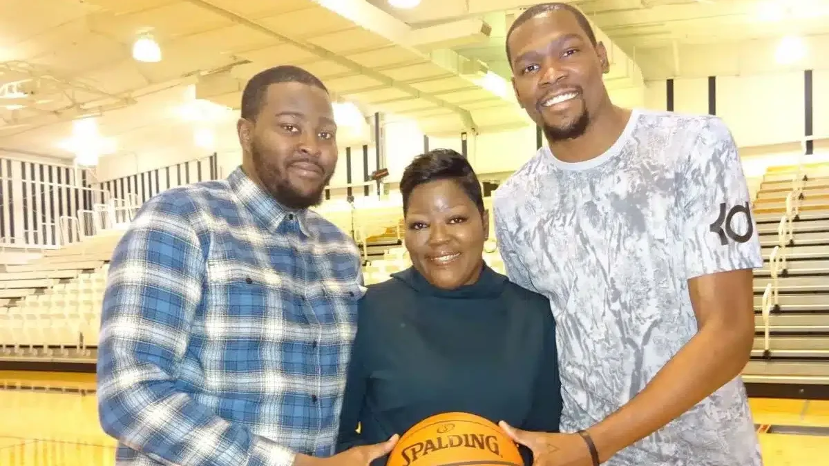 Tony Durant, Wanda Durant and Kevin Durant 