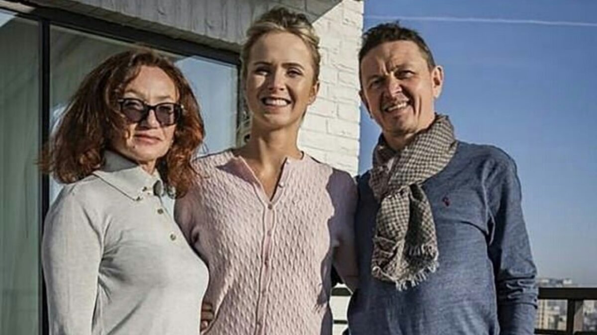 Who are Elina Svitolina's parents, Mikhaylo Svitolin and Olena Svitolina? 3 Elina Svitolina with her parents