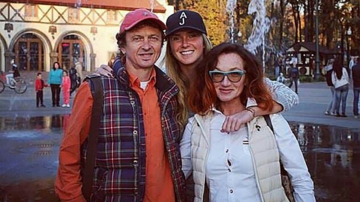 Who are Elina Svitolina's parents, Mikhaylo Svitolin and Olena Svitolina? 4 Elina Svitolina with her parents (2)
