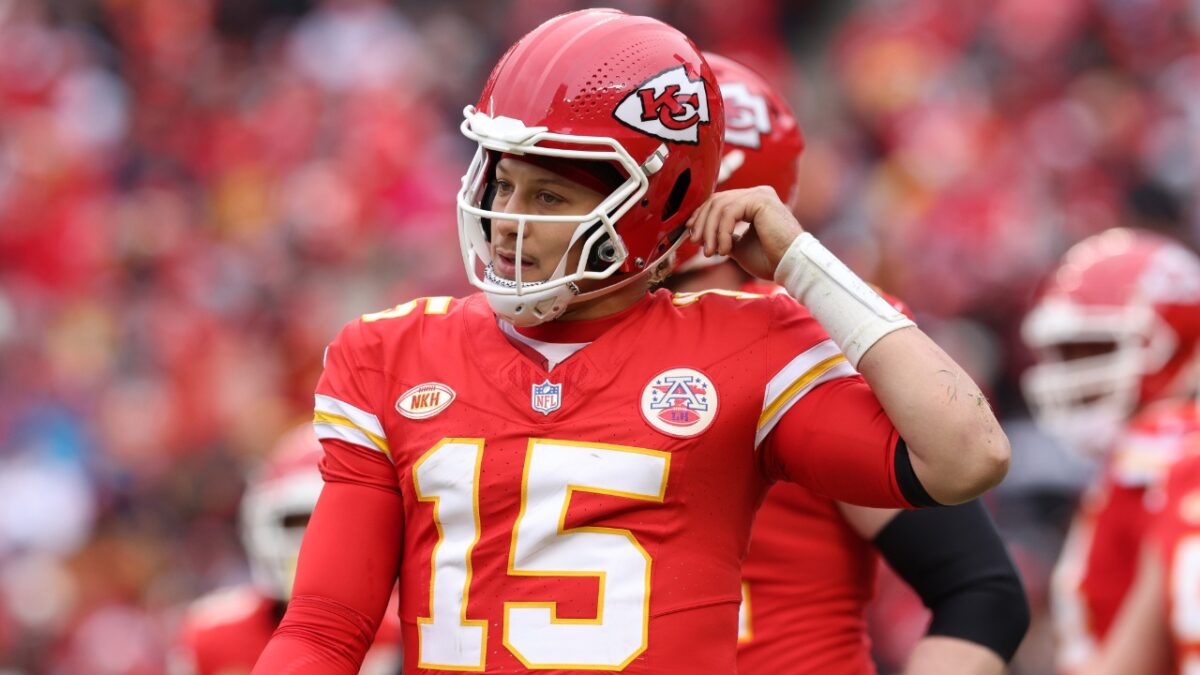 (Video) Refs give Chiefs another helping hand with call setting up Patrick Mahomes' rush TD in AFC championship game 3 Patrick Mahomes and Chiefs lead the Buffalo Bills
