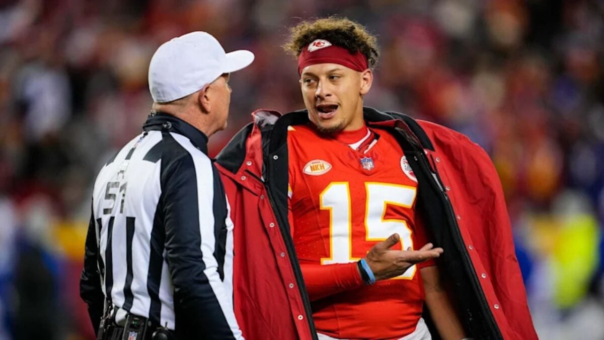 Warren Moon, HOF QB, picks Chiefs to win Super Bowl over Eagles for one specific reason 3 Patrick Mahomes with NFL official