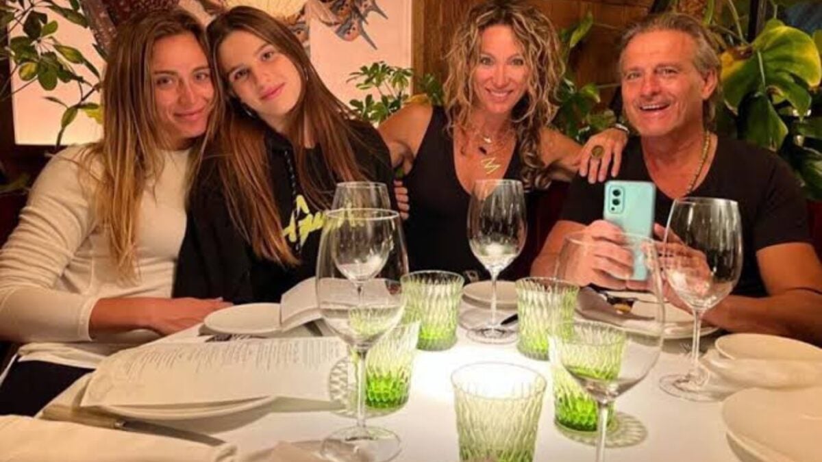 Who are Paula Badosa’s parents, Mireia Guibert and Josep Badosa? 4 Paula Badosa, her junior sister Jana Badosa, Mireia Guibert and Josep Badosa