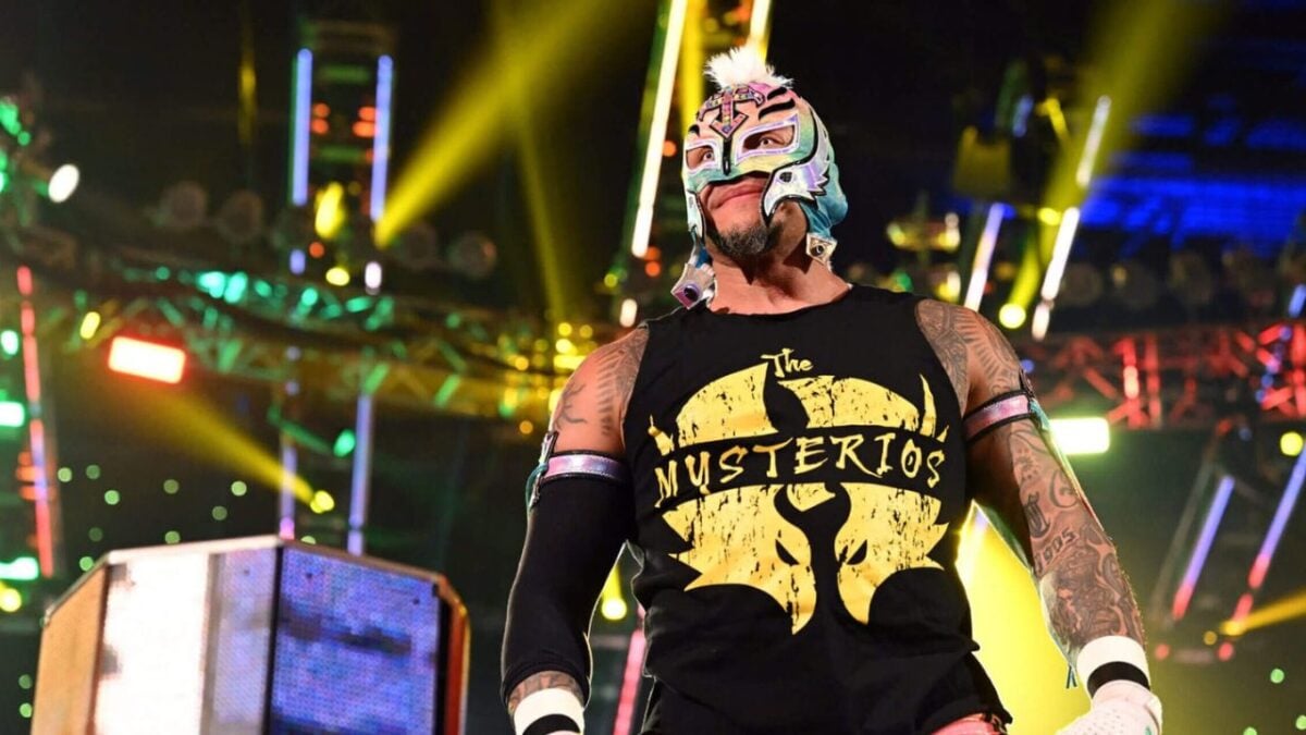 "Could have been an absolute disaster"-Wrestling fans terrified after 50-year-old veteran suffers scary botch on Raw 2 Rey Mysterio