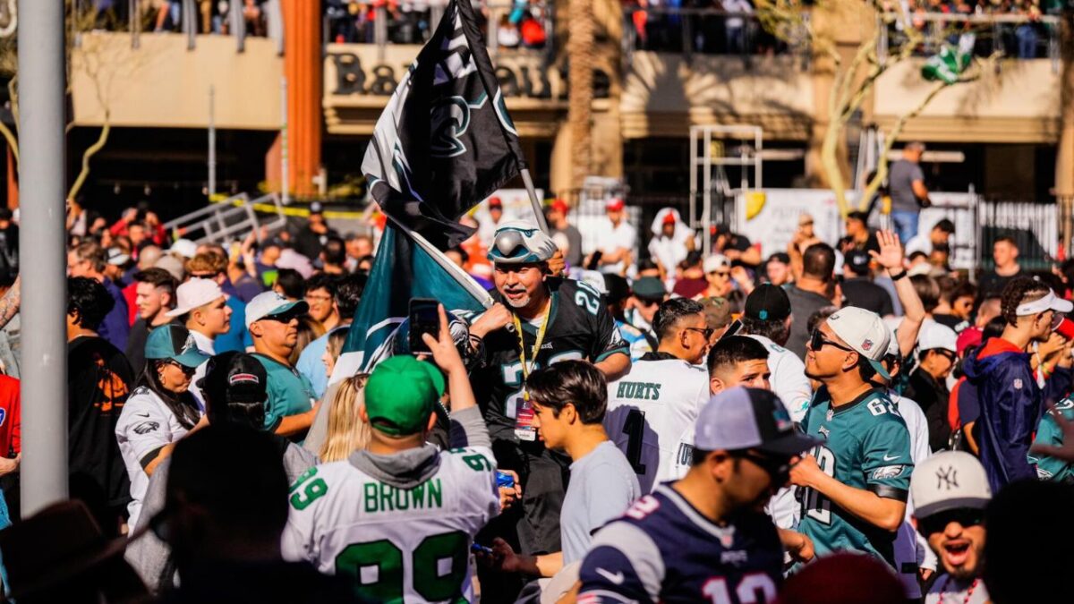 (Video) Rowdy Eagles fans misbehaved with travelling Commanders fans in Philly after NFC Championship win 3 Rowdy Eagles fans