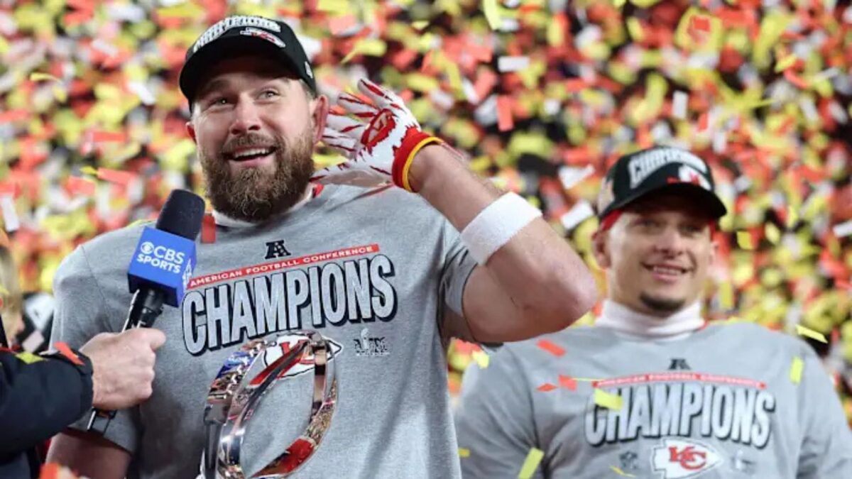 (Video) With arms around her, Travis Kelce enjoys special moment with Taylor Swift after yet another AFC Championship win 3 Travis Kelce with Patrick Mahomes at AFC championship game, 2025