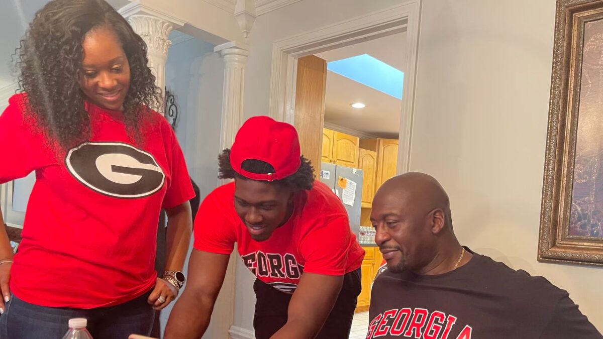 Who are Jalon Walker’s parents, Sheka and Curtis? 3 Jalon Walker with his parents