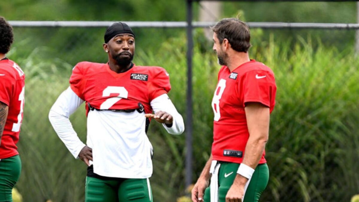 Jordan Travis comes in defense of Aaron Rodgers amid unnecessary narrative being built against him 2 Tyrod Taylor and Aaron Rodgers